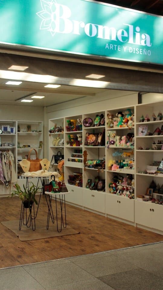 Frente del local de Hadamalu en Bromelia, Mercado Agrícola de Montevideo, mostrando piezas artesanales en exhibición